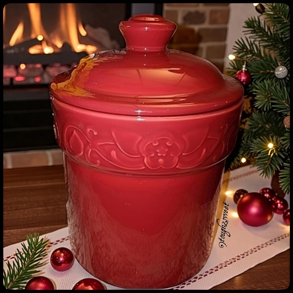 VINTAGE GRANDMAS OLD GLAZED CERAMIC COOKIE JAR🍪 WITH ENGRAVED FLORAL PATTERN